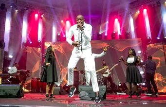 HOW TO AVOID FORGETTING LYRICS ON STAGE WHILE SINGING